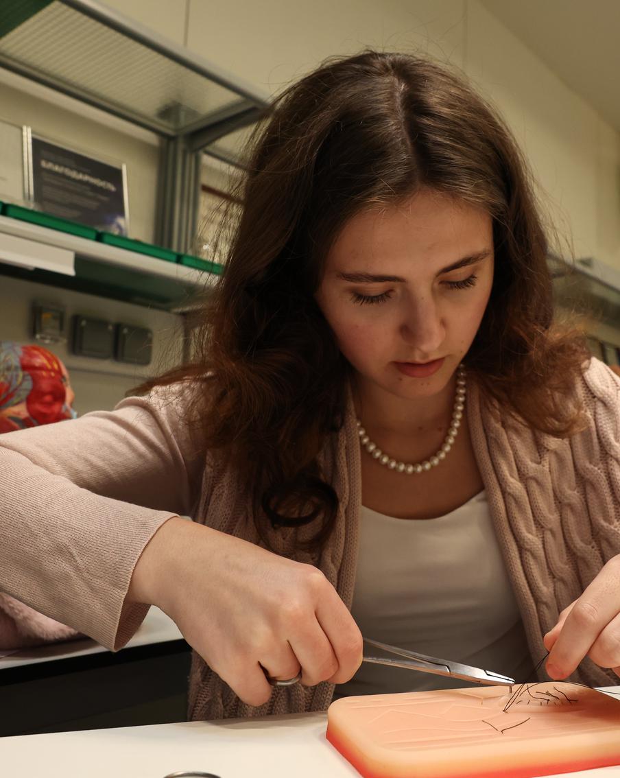 В "Зарядье" дети "зашивают людей" – их учат быть хирургами