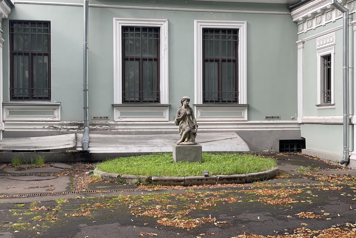 Скульптура, созданная на рубеже XIX—XX веков (документы не сохранились) в известной мастерской Романелли.
