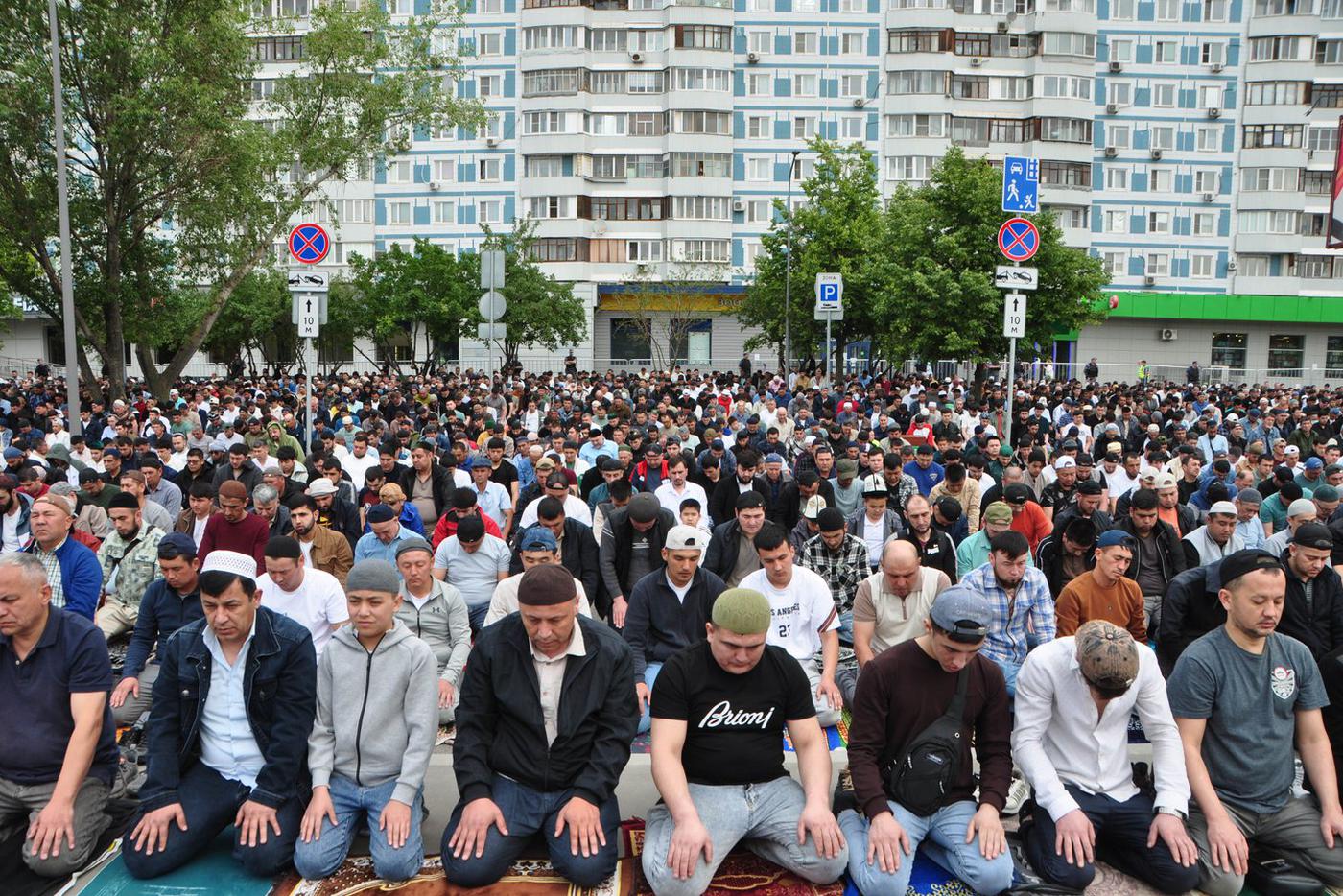 Праздничная молитва в честь Курбан-байрама у мечети "Ярдям" в столичном районе Отрадное.