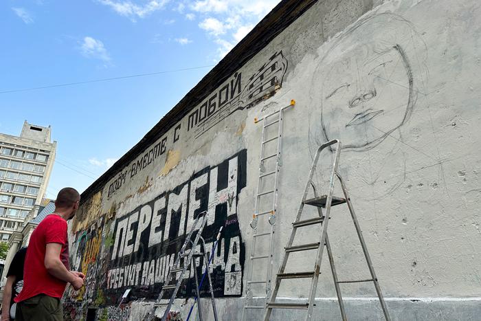 "Перемен требуют наши сердца": зачем на Арбате закрасили стену Цоя