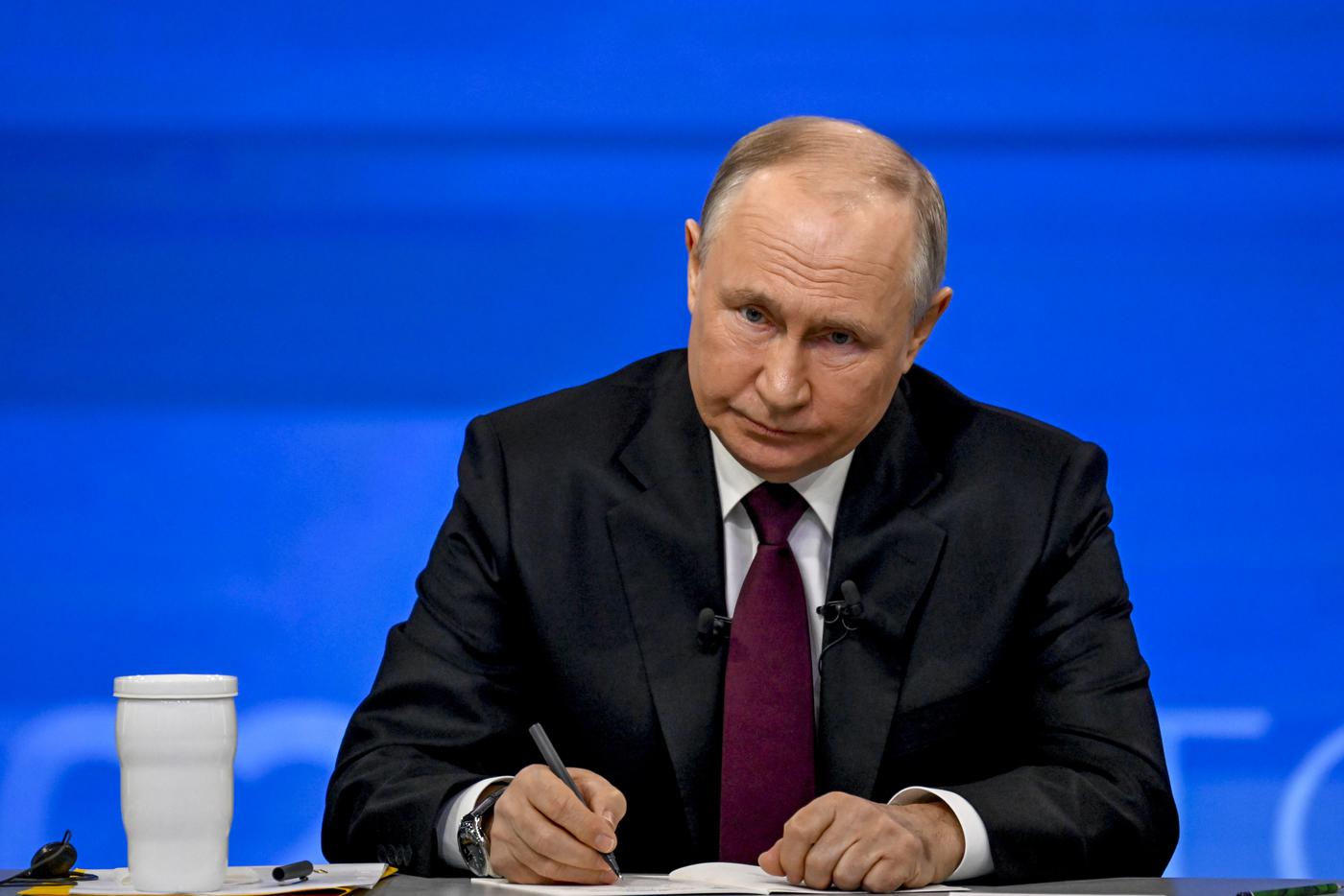 Владимир Путин ввёл крупные штрафы за продажу энергетиков несовершеннолетним