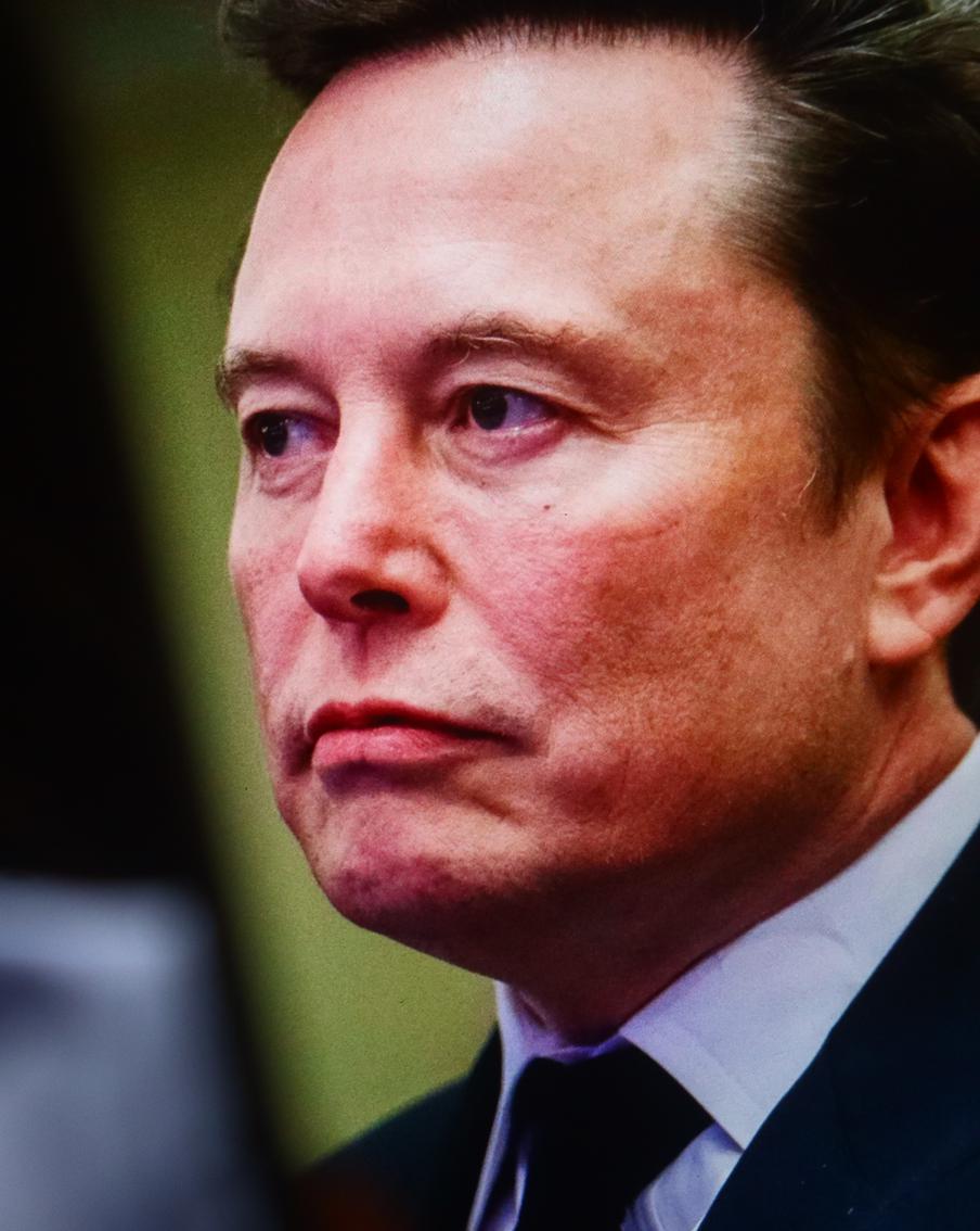 Отец американского бизнесмена Илона Маска примет участие в российском футурологическом форуме