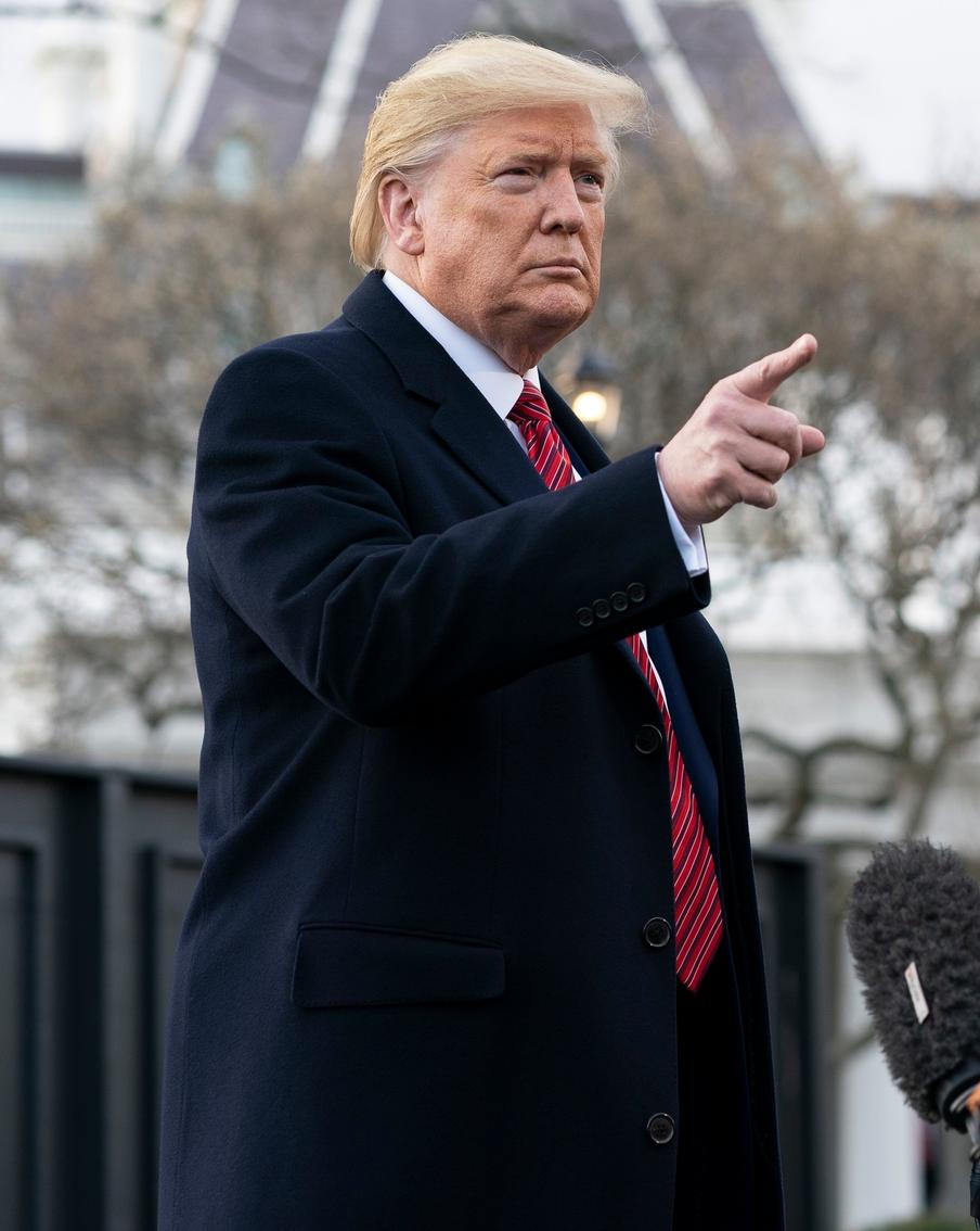 Американский президент запретил ношение масок в Лос-Анджелесе из-за охвативших город протестных акций