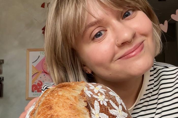 Совместила хлеб с цветами и залетела в видеотренды: москвичка испекла необычный домашний хлеб