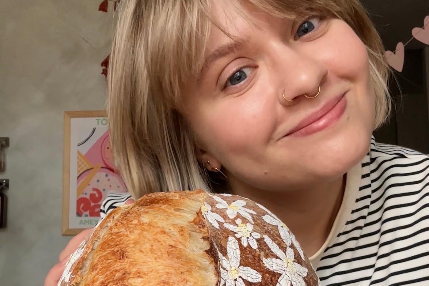 Совместила хлеб с цветами и залетела в видеотренды: москвичка испекла необычный домашний хлеб