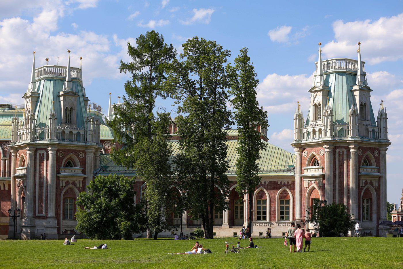 Отдых горожан в жаркий день в Царицыно.