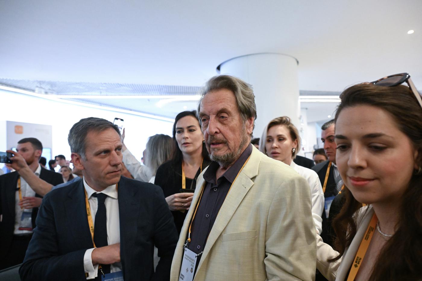 Отец Илона Маска американский инженер и предприниматель Эррол Маск на "Форуме будущего 2050" в Москве (в светлом пиджаке в центре)
