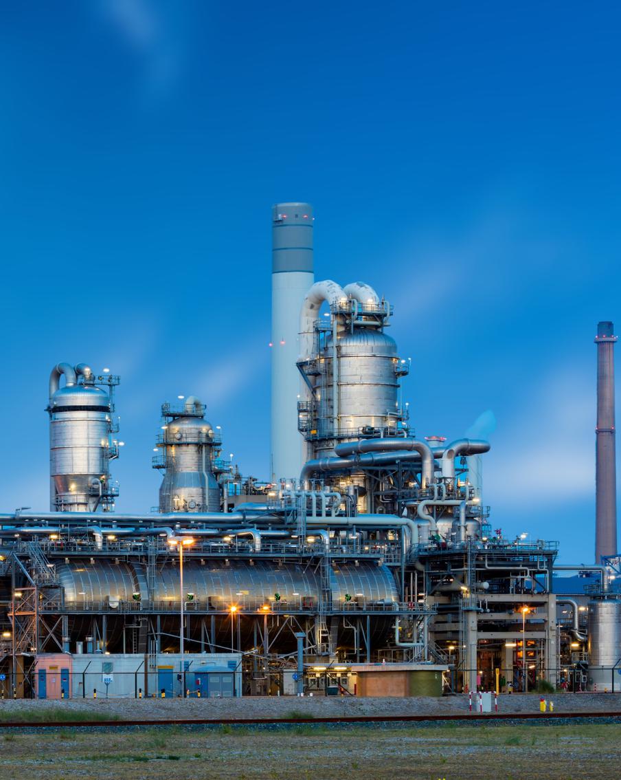 Летний скачок цены на нефть: что за этим стоит и как это отразится на России