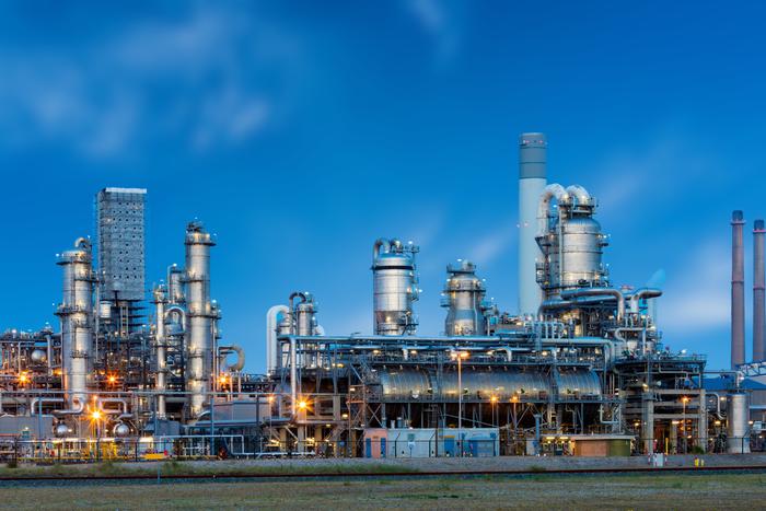 Летний скачок цены на нефть: что за этим стоит и как это отразится на России