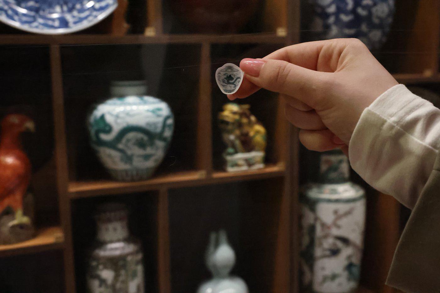 Ваза на наклейке точь-в-точь похожа на свой прототип.