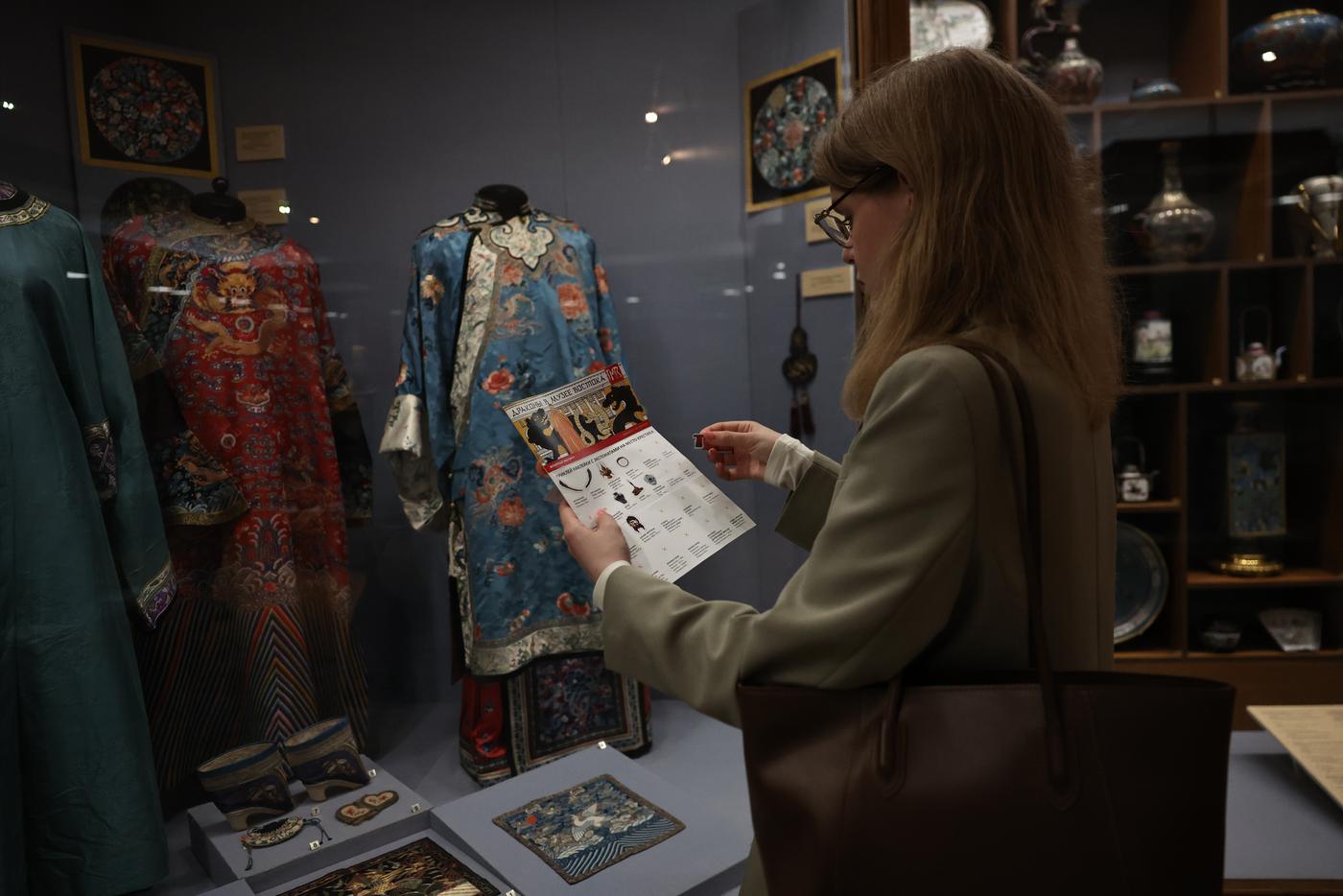 В каждом зале драконы обнаруживаются в самых разных текстурах: то в металле, то в глине, то в текстиле.