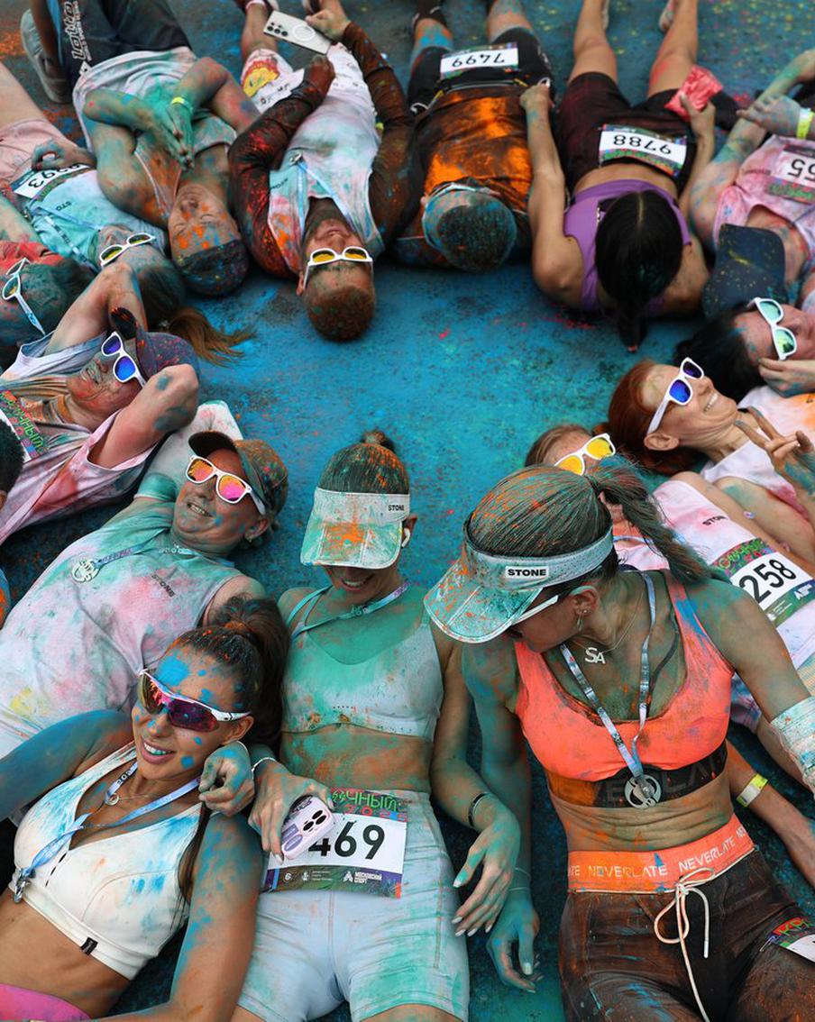 Красочный забег прошёл в Москве: как москвичи раскрасили столицу в разные краски