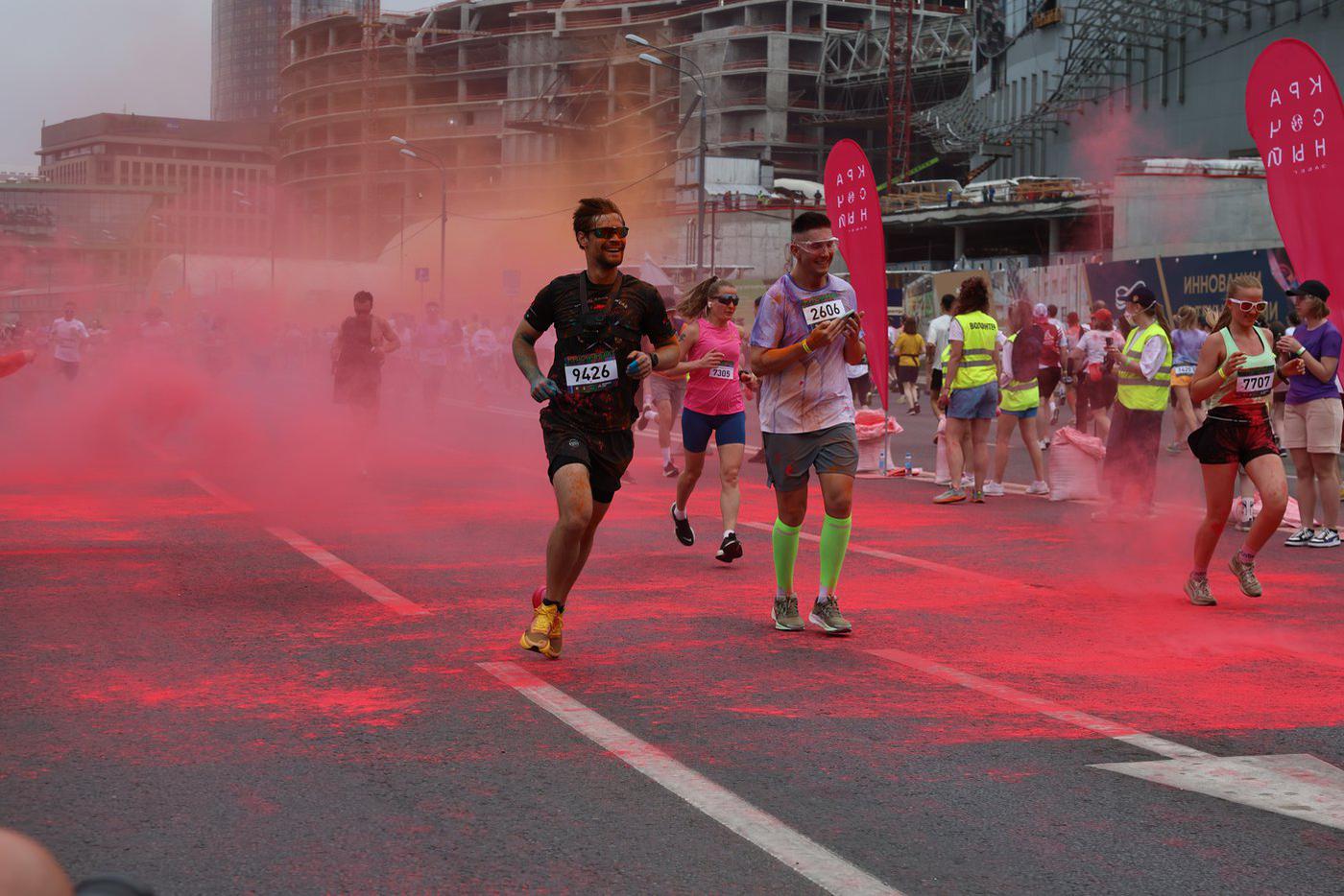 Красочный забег в Москве 8 июня