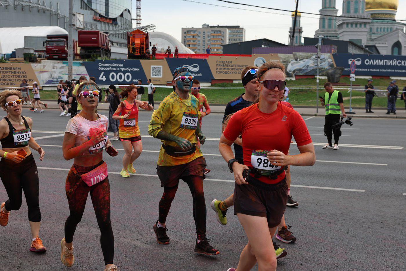 Красочный забег в Москве 8 июня