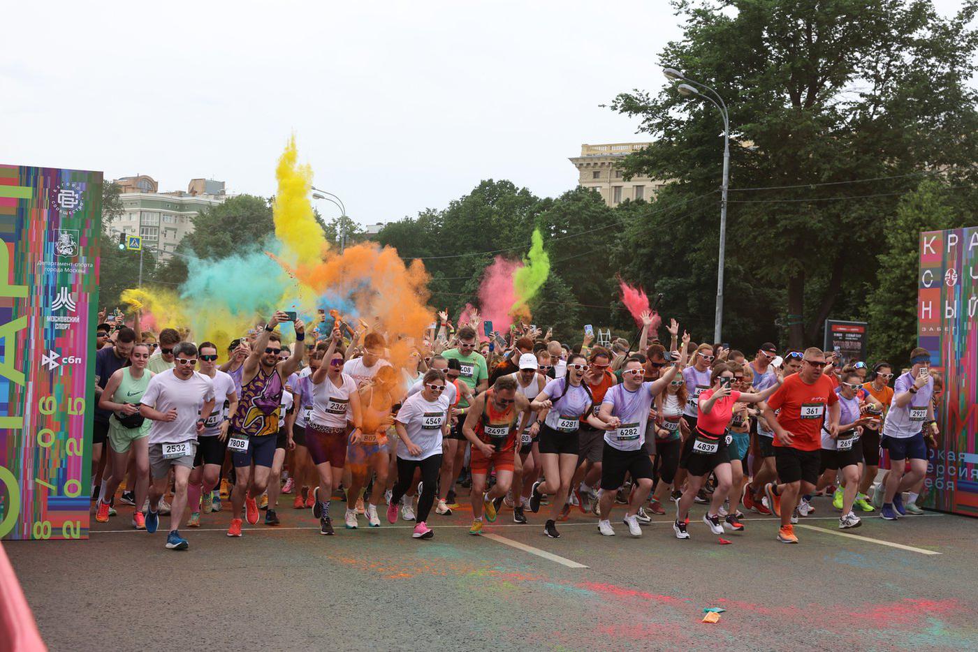 Красочный забег в Москве 8 июня
