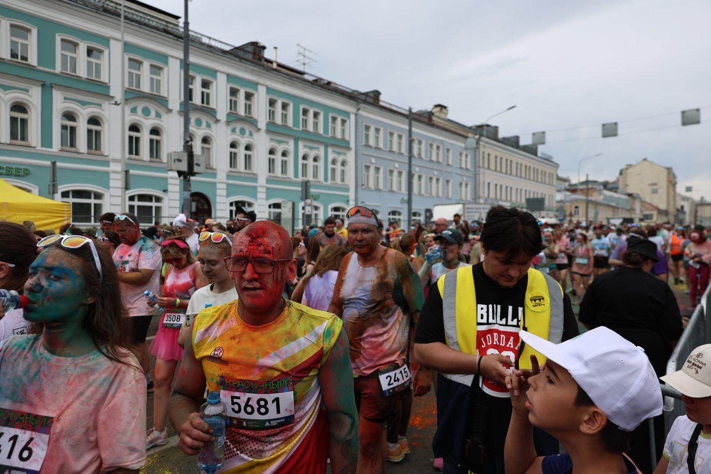 Красочный забег в Москве 8 июня