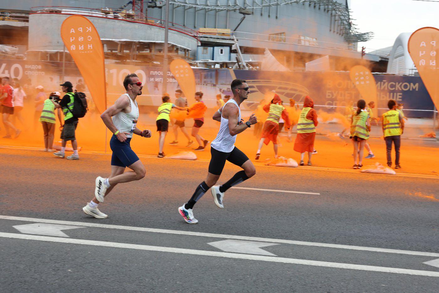 Красочный забег в Москве 8 июня