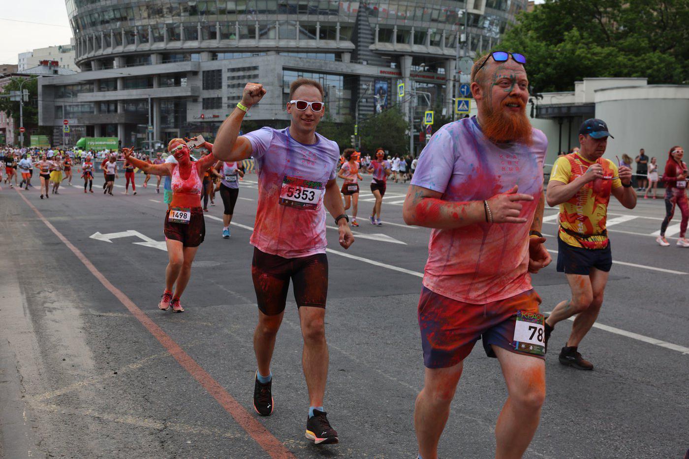 Красочный забег в Москве 8 июня