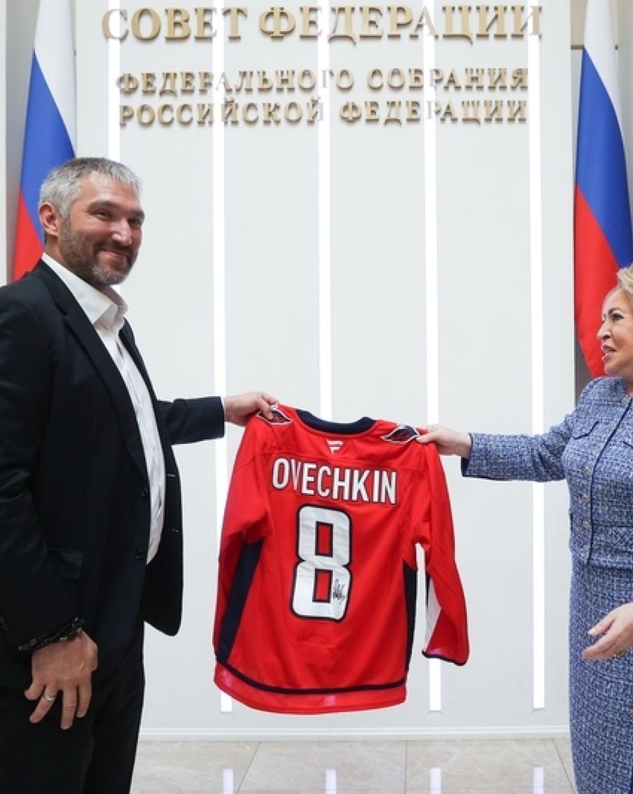 "Его жизни ничто не угрожает": Украина записала Александра Овечкина во враги