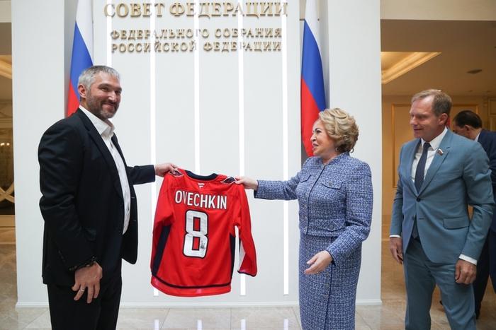 "Его жизни ничто не угрожает": Украина записала Александра Овечкина во враги