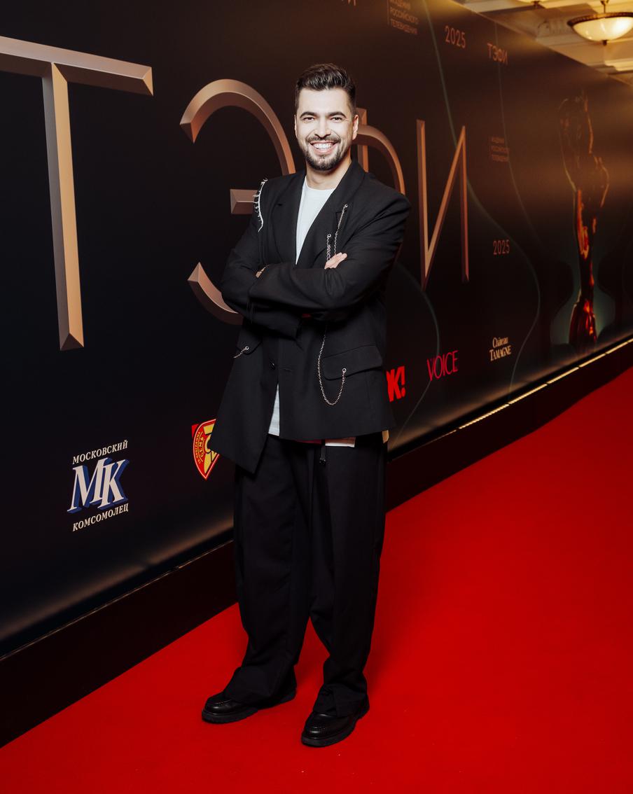 Вячеслав Макаров — ведущий музыкального шоу "Маска".