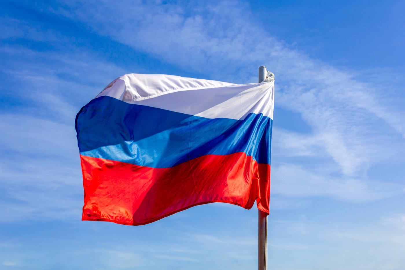 Более тысячи человек исполнили гимн России на Рюриковом городище в День России