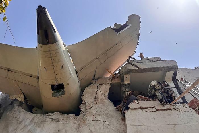 "Боинг" потерпел крушение в Индии и рухнул на жилые дома: катастрофа произошла в родном штате премьер-министра страны Нарендры Моди