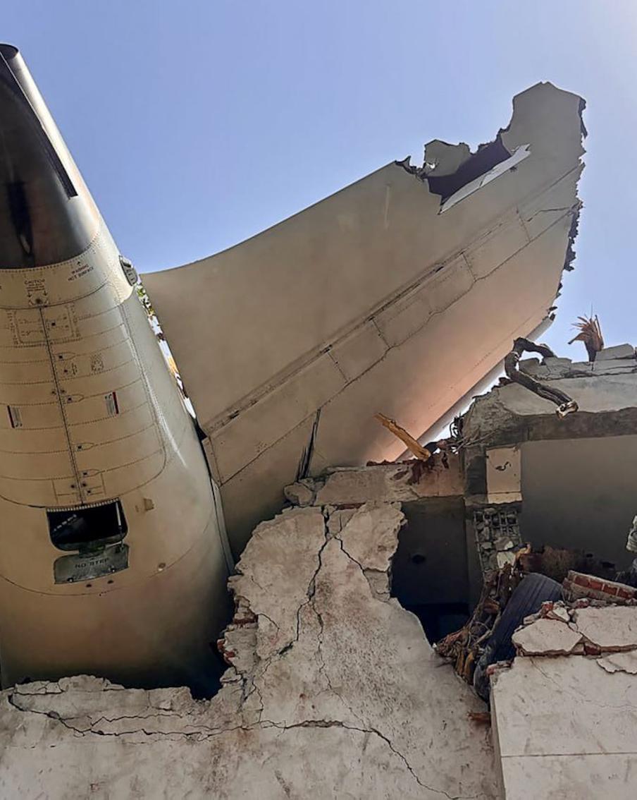 "Боинг" потерпел крушение в Индии и рухнул на жилые дома: катастрофа произошла в родном штате премьер-министра страны Нарендры Моди