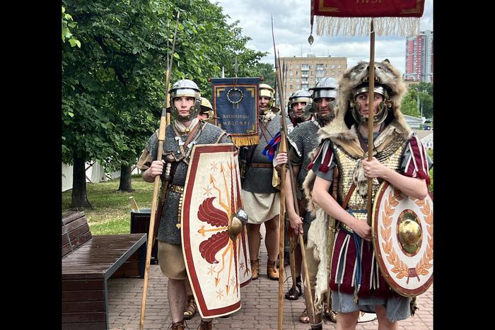 В Москве дворники командуют легионами, а императоры носят золотые доспехи за миллион