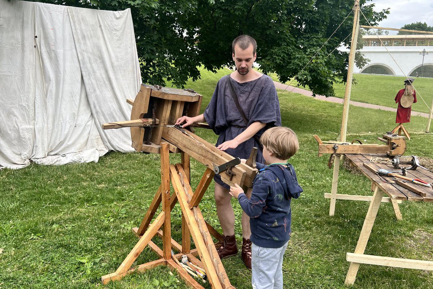 Старинное оружие очень интересует детей