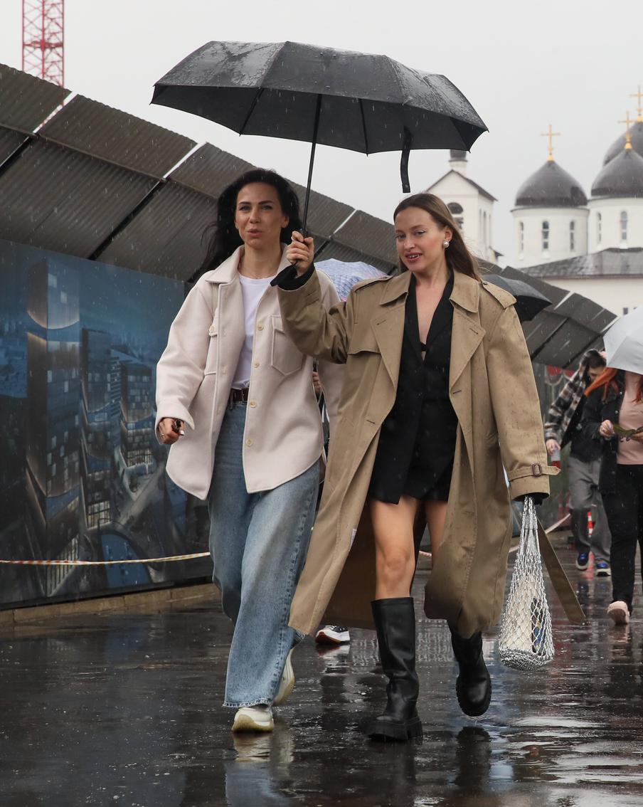 По прогнозам синоптиков, Москву в субботу ожидают сильные порывы ветра и ливень