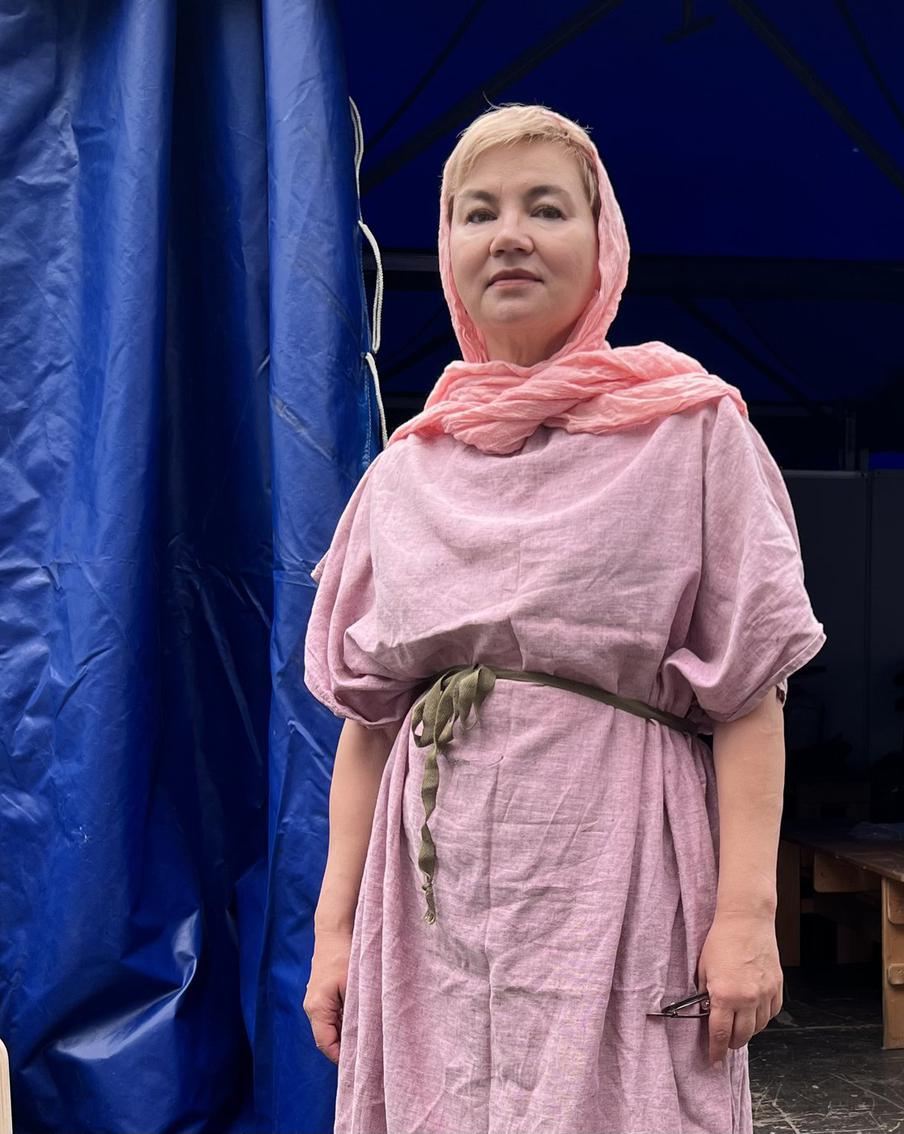 Корреспондента одели в пеплос, но работать в нем оказалось неудобно