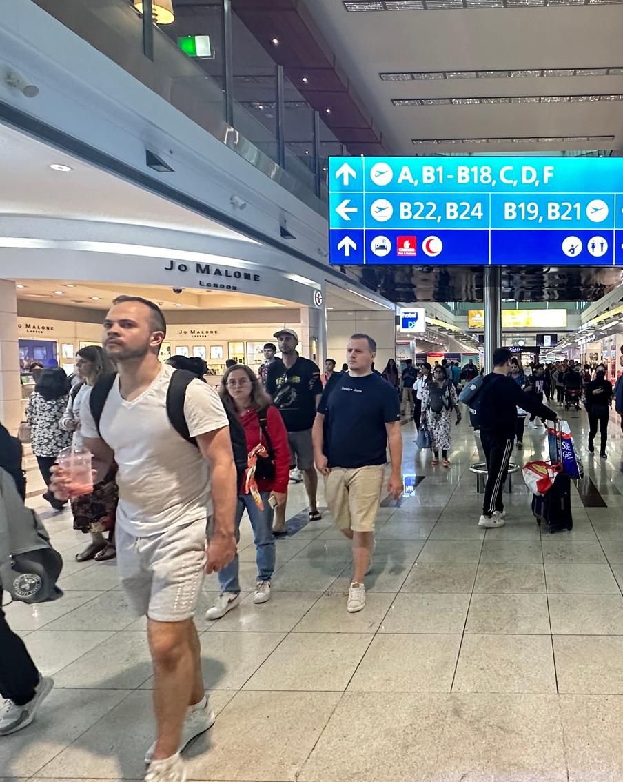 Российские туристы застряли на курортах ОАЭ и Шри-Ланки из-за обострившегося конфликта Ирана и Израиля