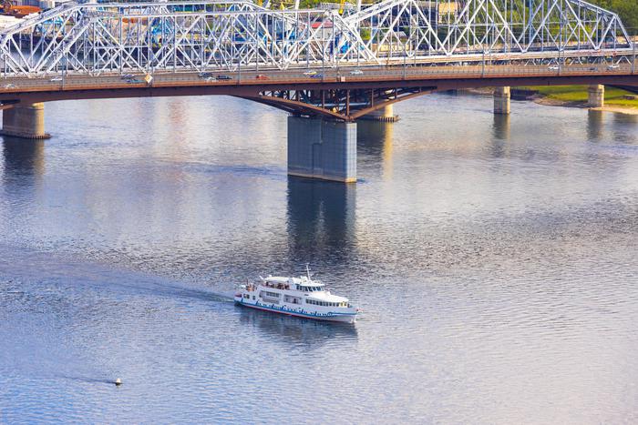 Экстренные службы проводят очистку Енисея от топлива, вытекшего с затонувшего в акватории реки корабля