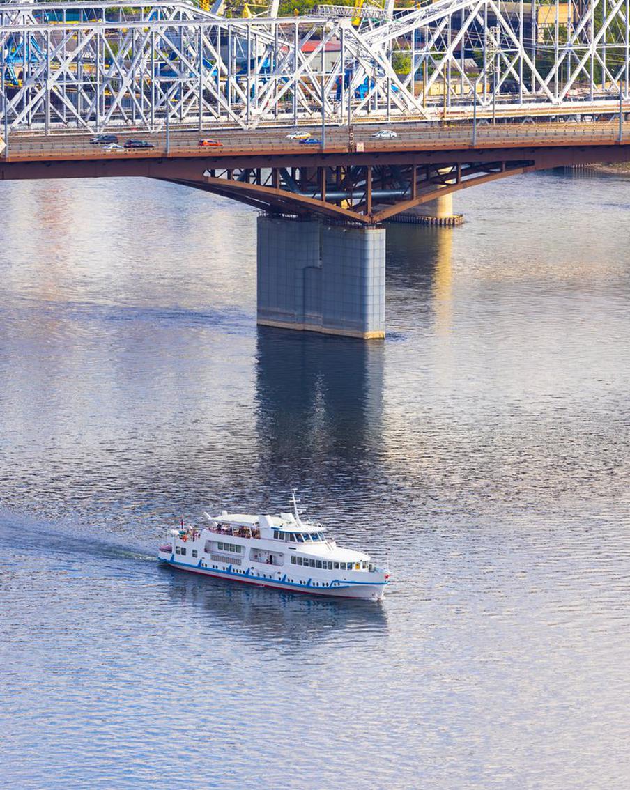 Экстренные службы проводят очистку Енисея от топлива, вытекшего с затонувшего в акватории реки корабля