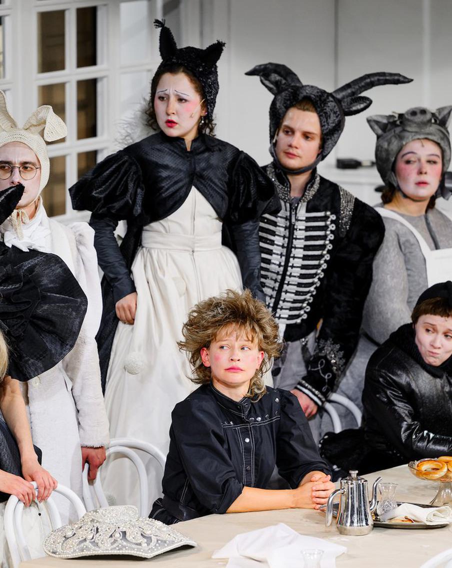 Козёл, свинья и Васса Железнова: в Театре наций поставили Горького