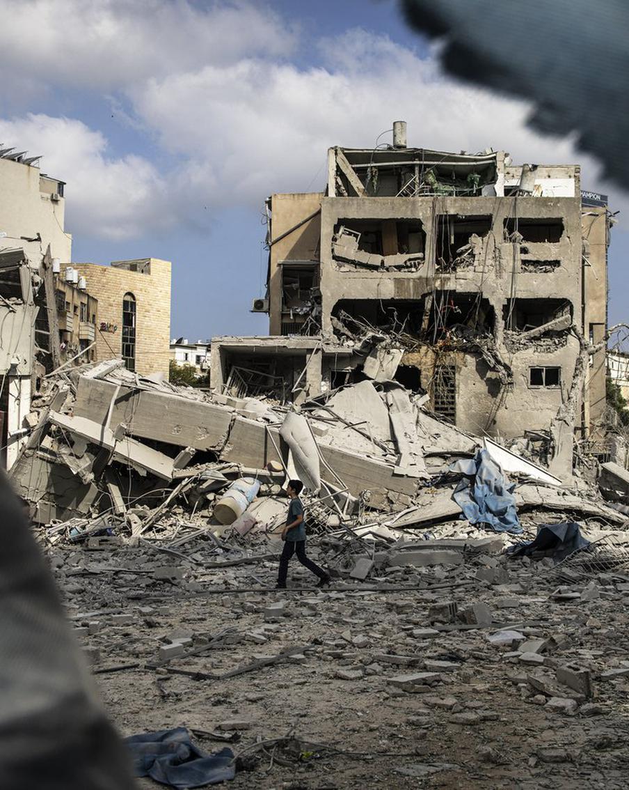 "Иран специально бьёт по гражданским": как выживают жители Израиля и туристы