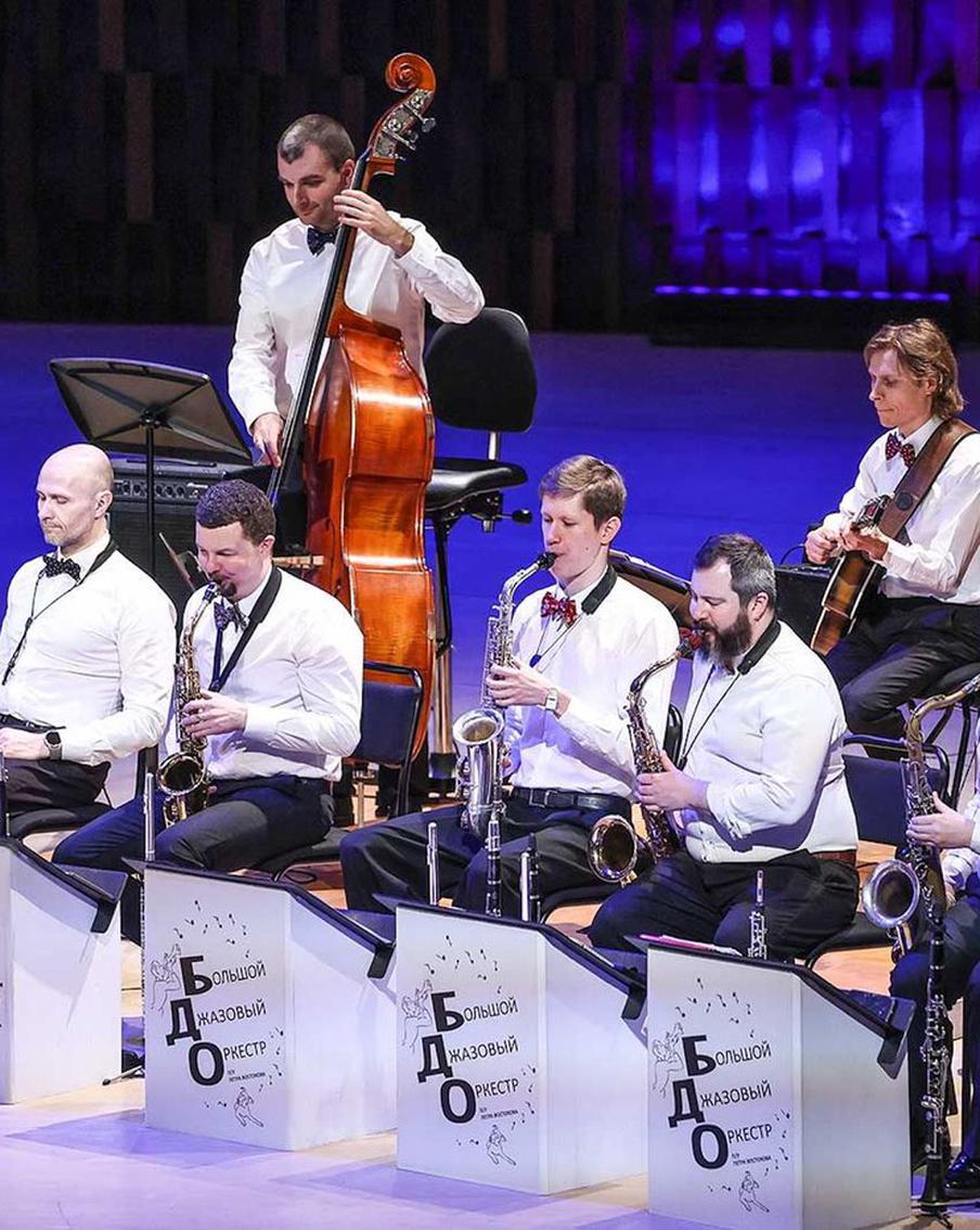 Скрипач-виртуоз Роби Лакатош выступит в зале "Зарядье" в рамках "Лета в Москве"