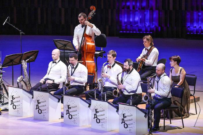 Скрипач-виртуоз Роби Лакатош выступит в зале "Зарядье" в рамках "Лета в Москве"