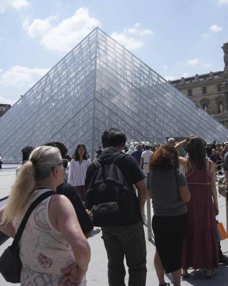 Лувр рушится: почему Европа страдает под тяжестью массового туризма