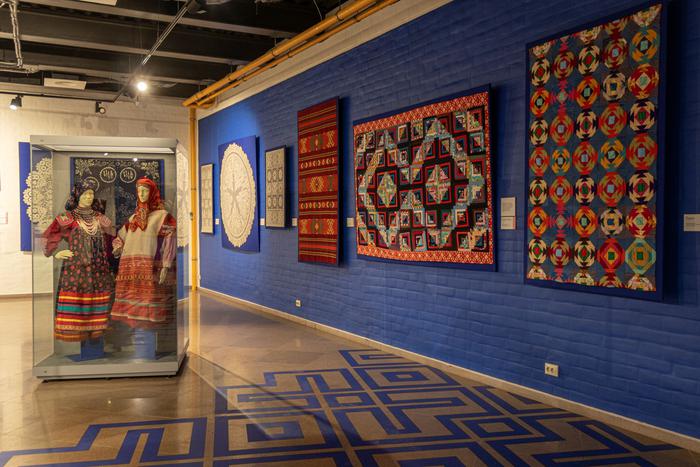 Девочкам прялкой перетягивали пуповину, мальчикам в колыбель клали топорик – русские обычаи