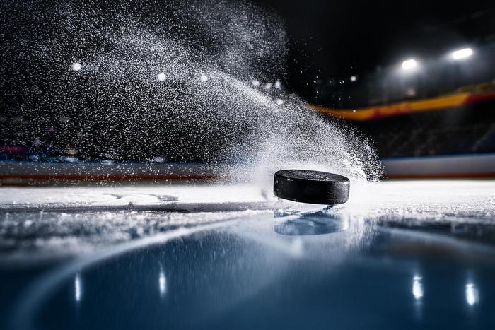 Почему IIHF исключает российских игроков из своей символики