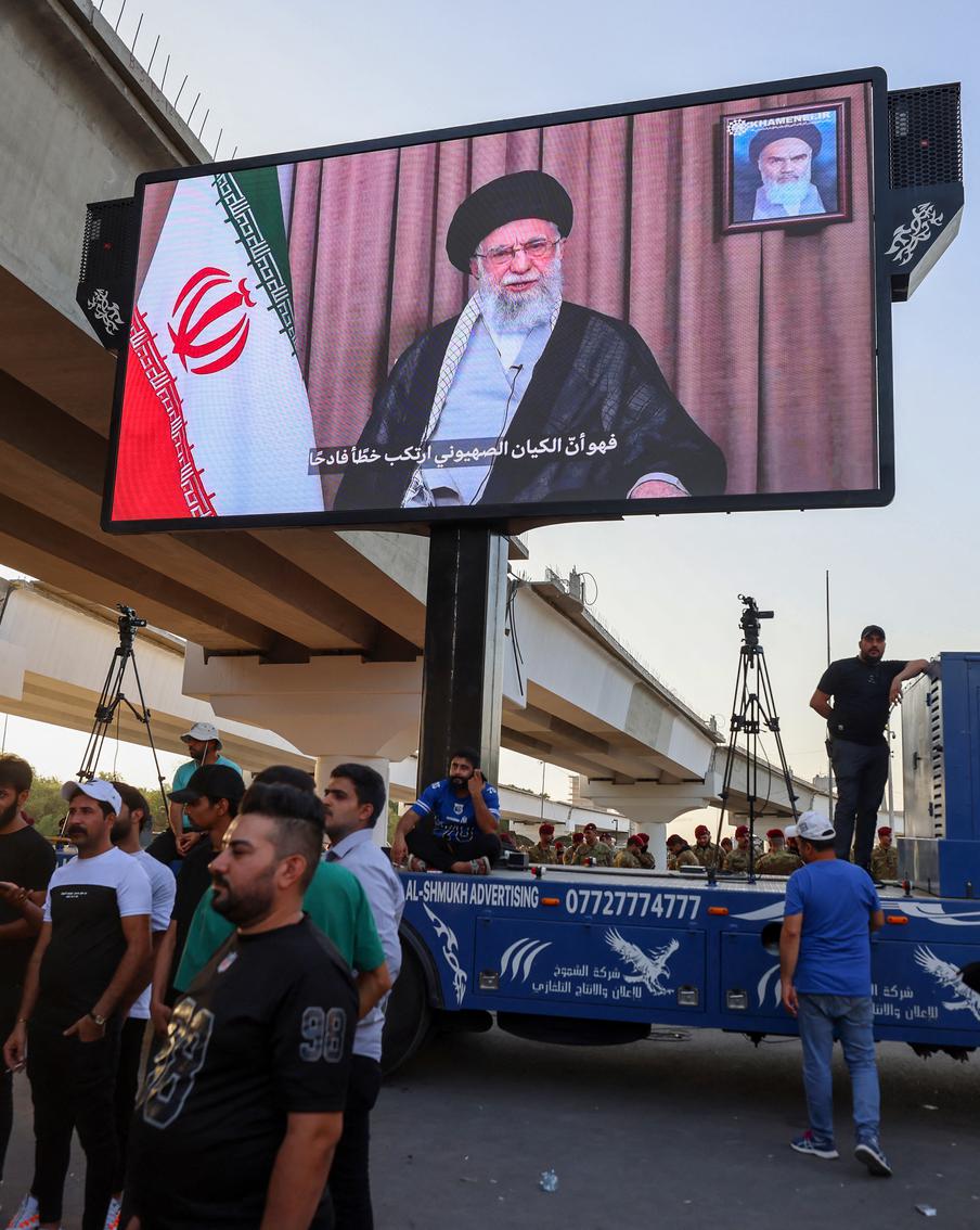 Хаменеи заявил, что Иран не намерен сдаваться