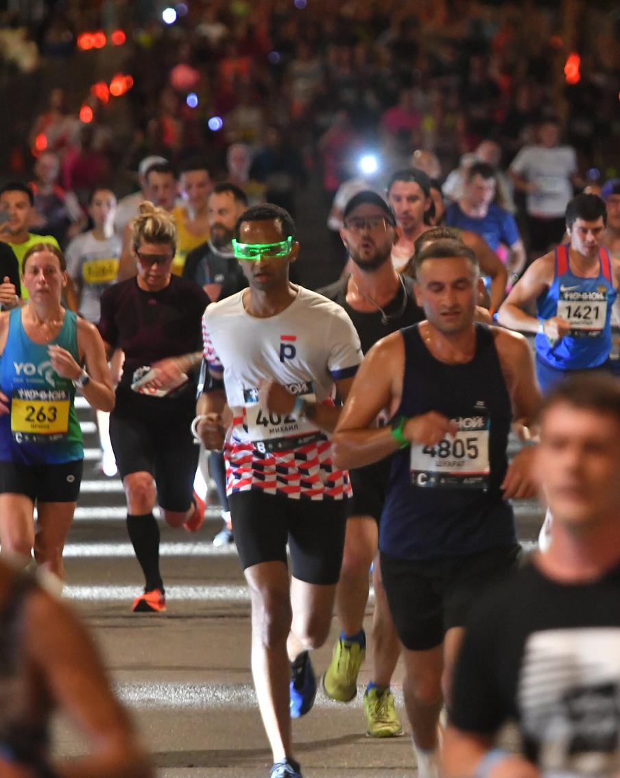 Около 20 тысяч участников выйдут 21 июня на Ночной забег в Москве