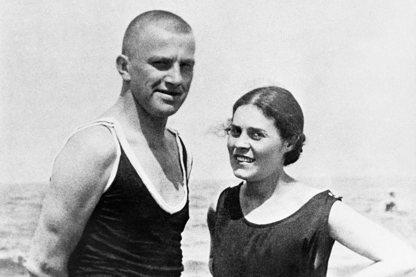 Советский поэт Владимир Владимирович Маяковский (1893-1930) и Лиля Юрьевна Брик (урождённая Лиля Уриевна Каган 1891-1978) в Германии на курорте Норден Зее в 1922 году.