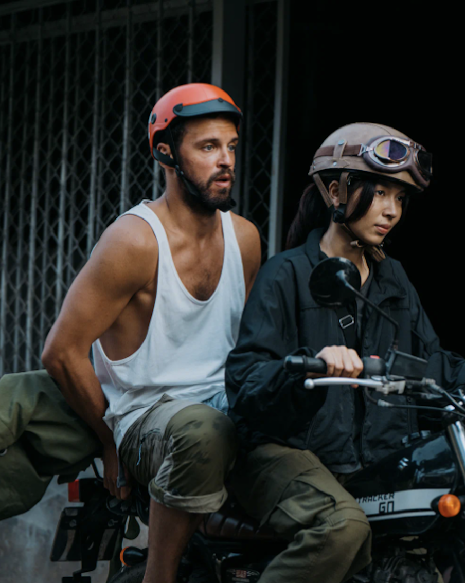 Павел Попов теперь умеет драться, как Джеки Чан: интервью с одним из самых красивых российских актёров