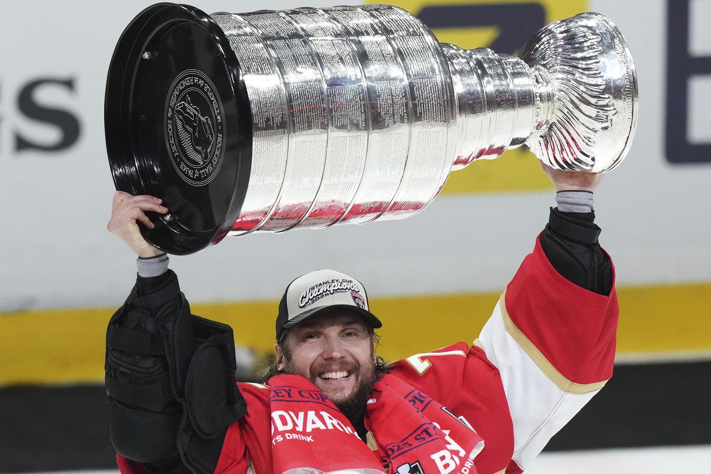 Кубок Стэнли снова попал в лапы к нашим пантерам