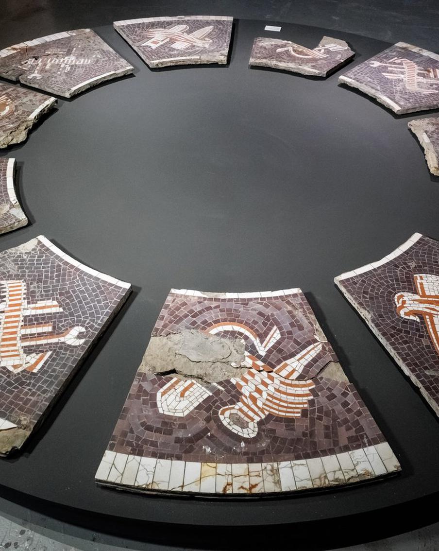 "Высоко под землёй": мимо каких шедевров мы каждый день ездим в метро