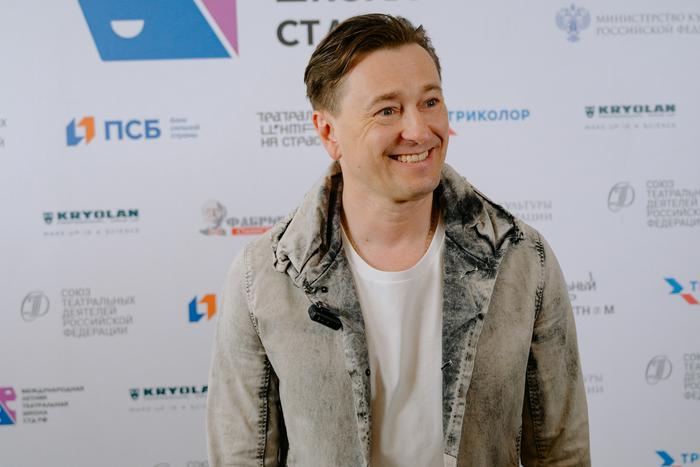 Сергей Безруков предупредил студентов, что им придётся выживать