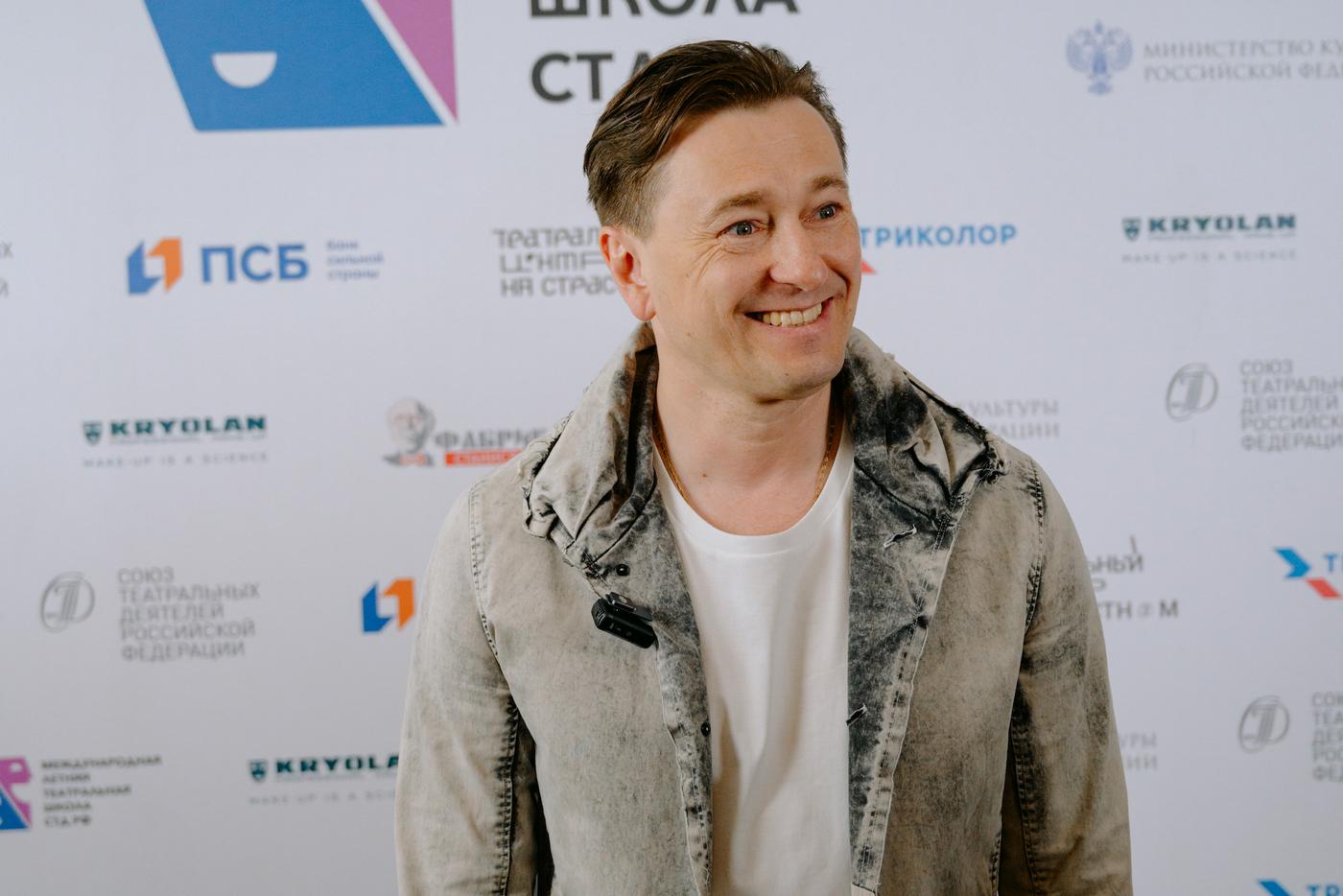Сергей Безруков предупредил студентов, что им придётся выживать